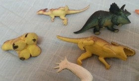 Dinosaurios de juguete. Fabricados en plástico y goma.