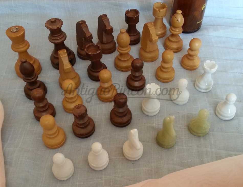 Ajedrez. Figuras de ajedrez variadas. Treinta piezas.