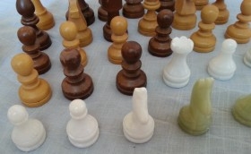 Ajedrez. Figuras de ajedrez variadas. Treinta piezas.