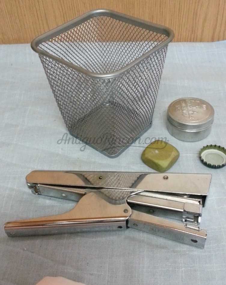 Grapadora estilo vintage y material de escritorio. Grapadora estilo vintage y material de escritorio.