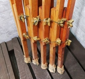 Muletas antiguas en madera. Años 60. Gran cantidad de muletas para alquilar o vender.