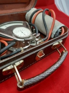 Oscilómetro años 30. Origen Alemán. Antiguo tensiómetro.