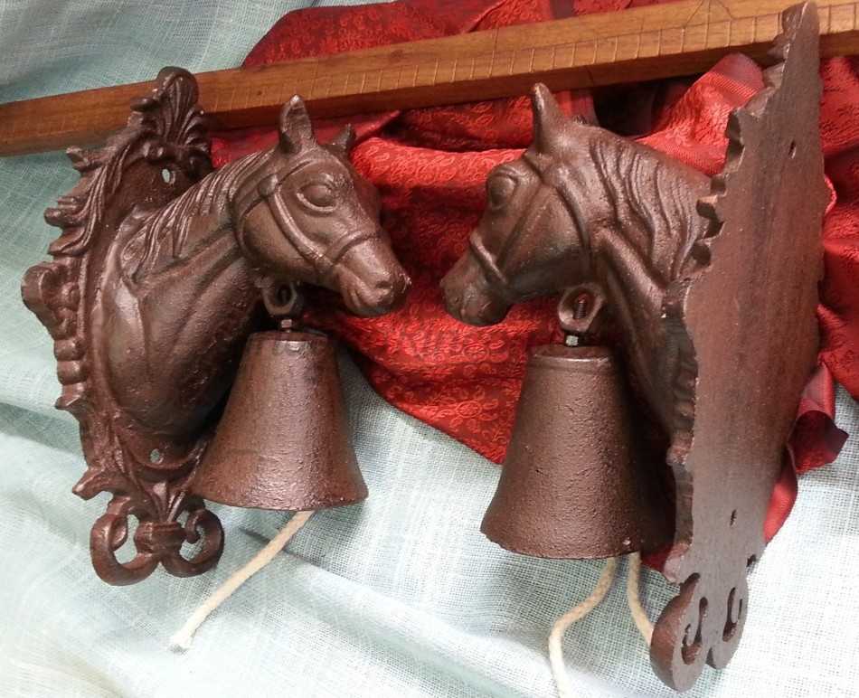 Campanillas en hierro. Forma cabeza caballo. Pareja. NUevas.