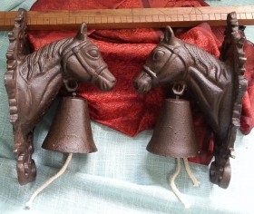 Campanillas en hierro. Forma cabeza caballo. Pareja. NUevas.