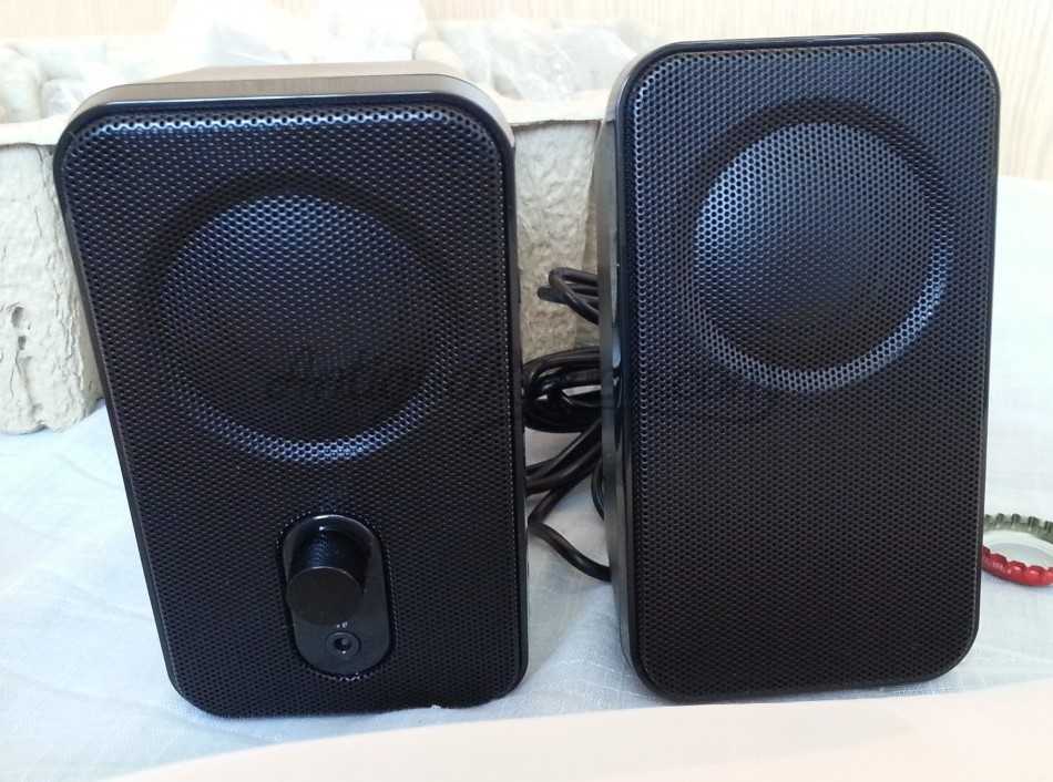 Altavoces Amazonbasics. Pareja. Nuevos. A estrebar