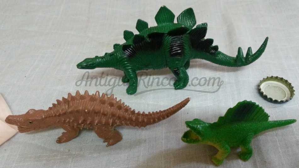 Dinosaurios de juguete. Fabricados en plástico y goma.