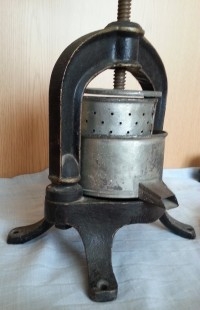 Exprimidor antiguo en hierro. Años 40.