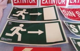 Señales de atención en plástico. 11 unidades.