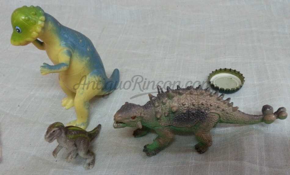 Dinosaurios de juguete. Fabricados en plástico y goma.