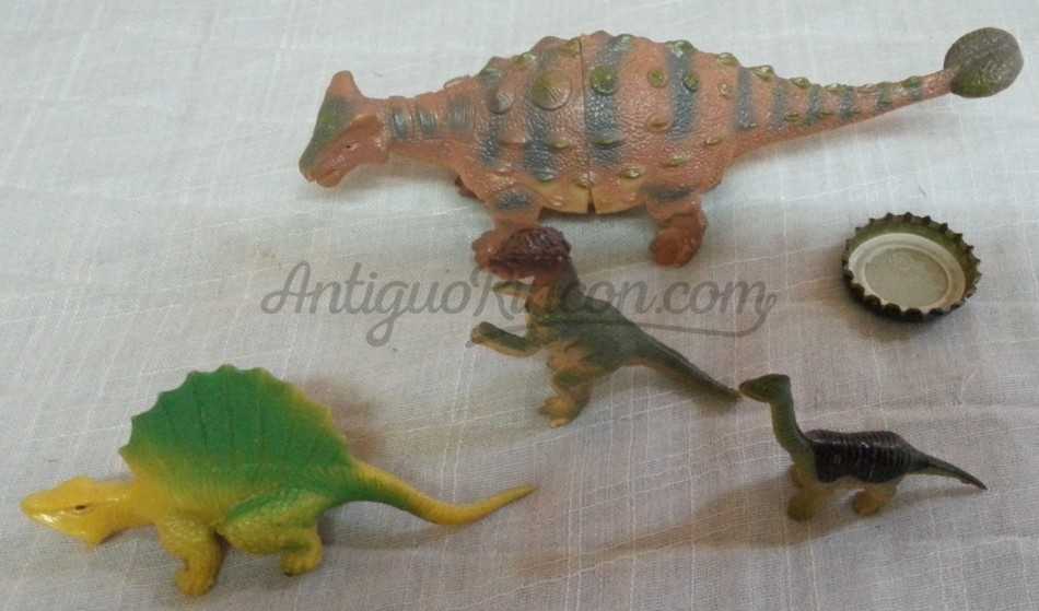 Dinosaurios de juguete. Fabricados en plástico y goma.