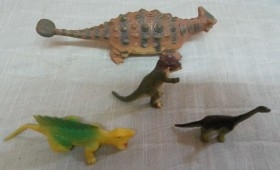 Dinosaurios de juguete. Fabricados en plástico y goma.