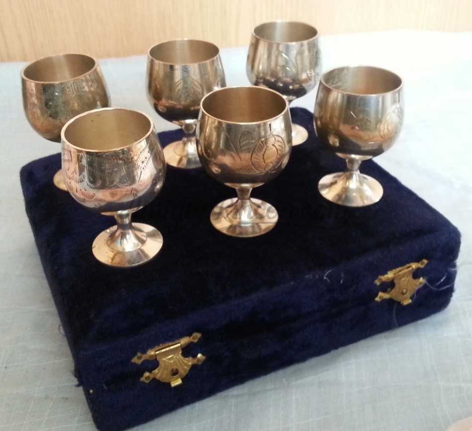 Copas en metal repujado con su estuche. Precioso conjunto. Copas en metal repujado con su estuche. Precioso conjunto.