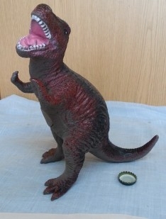 Dinosaurio de juguete. Fabricado en plástico y goma.