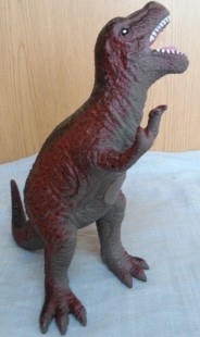 Dinosaurio de juguete. Fabricado en plástico y goma.