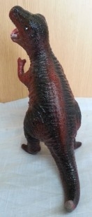 Dinosaurio de juguete. Fabricado en plástico y goma.