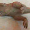 Dinosaurio de juguete. Fabricado en plástico y goma.