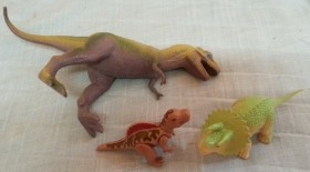 Dinosaurios de juguete. Fabricados en plástico y goma.