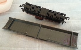 Locomotora y rail en miniatura. Fabricada en plástico.