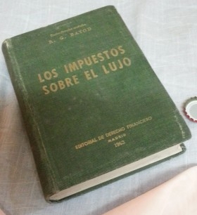 Libro antiguo. Los impuestos sobre el lujo. Año 1963.