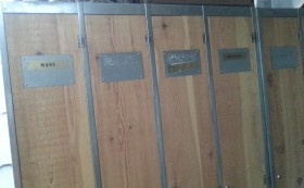 Taquillas. Mueble taquillero vintage. Puertas en madera rústica.