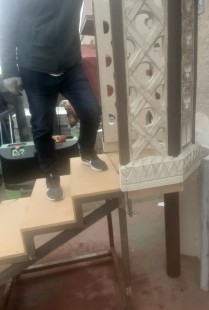 Púlpito religioso. Tribuna. Fabricada en poriespan. Con escalera incluida.