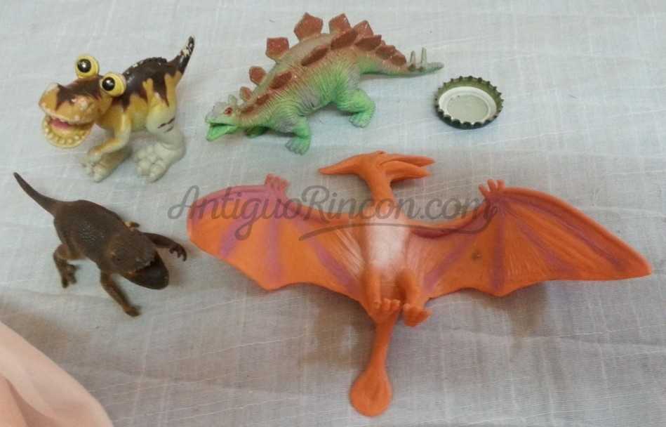 Dinosaurios de juguete. Fabricados en plástico y goma.