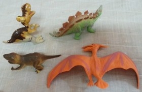 Dinosaurios de juguete. Fabricados en plástico y goma.