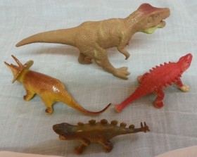 Dinosaurios de juguete. Fabricados en plástico y goma.