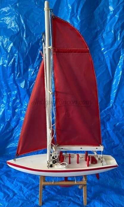 Barco. Maqueta de moderno velero. Artesanal.