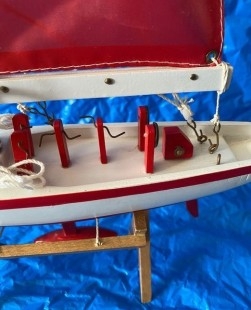 Barco. Maqueta de moderno velero. Artesanal.