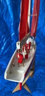 Barco. Maqueta de moderno velero. Artesanal.