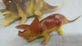 Dinosaurios de juguete. Fabricados en plástico y goma.