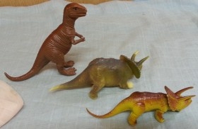 Dinosaurios de juguete. Fabricados en plástico y goma.