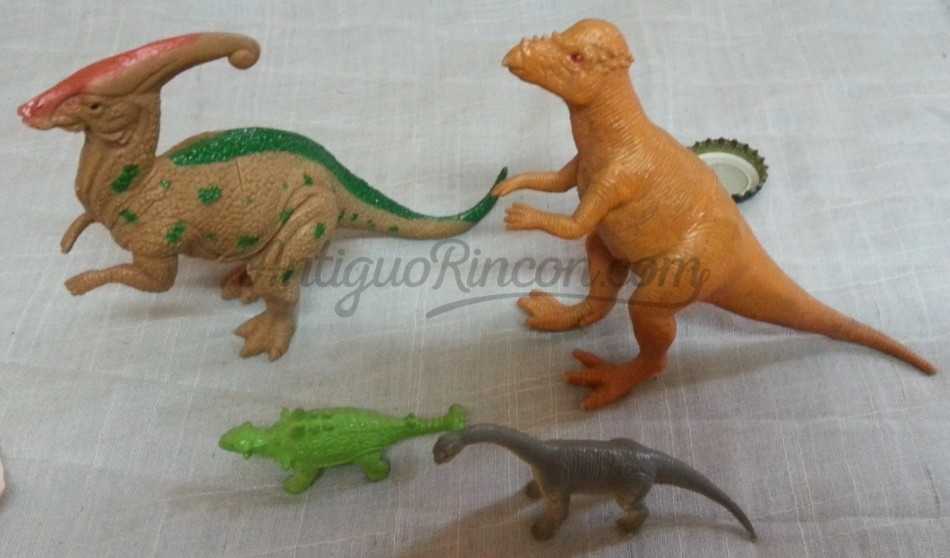 Dinosaurios de juguete. Fabricados en plástico y goma.