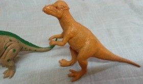 Dinosaurios de juguete. Fabricados en plástico y goma.