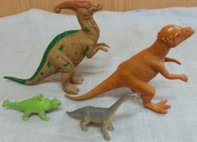 Dinosaurios de juguete. Fabricados en plástico y goma.