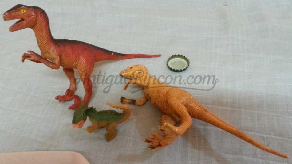 Dinosaurios de juguete. Fabricados en plástico y goma.