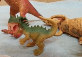 Dinosaurios de juguete. Fabricados en plástico y goma.