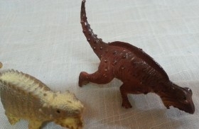 Dinosaurios de juguete. Fabricados en plástico y goma.