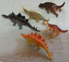 Dinosaurios de juguete. Fabricados en plástico y goma.