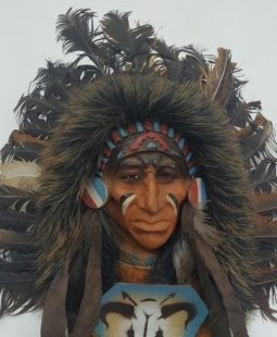 Máscara. Artesanal. Indio con plumas. Pequeño tamaño.