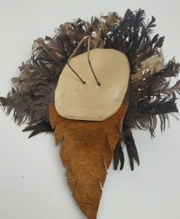 Máscara. Artesanal. Indio con plumas. Pequeño tamaño.