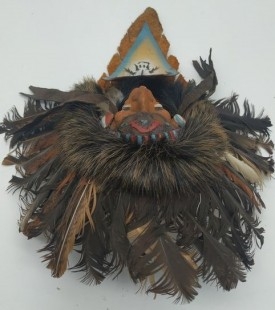 Máscara. Artesanal. Indio con plumas. Pequeño tamaño.