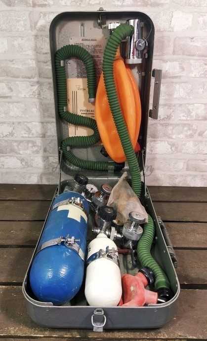 Kit de respiración. Inhalador de oxígeno de emergencia portátil. Año 1961 Kit de respiración. Inhalador de oxígeno de emergencia portátil. Año 1961