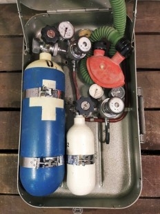 Kit de respiración. Inhalador de oxígeno de emergencia portátil. Año 1961