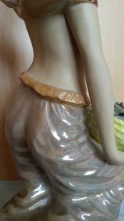 Escultura. Figura femenina en barro policromado.