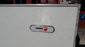 Frigorífico. Nevera marca FARGER. Años 80. Ideal para atrezzo o decoración.