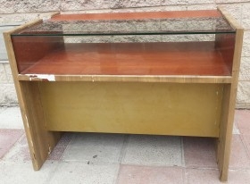 Mostrador de tienda. Años 70. Madera y vidrio.