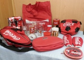 COCA-COLA. Colección de 19 objetos diferentes.