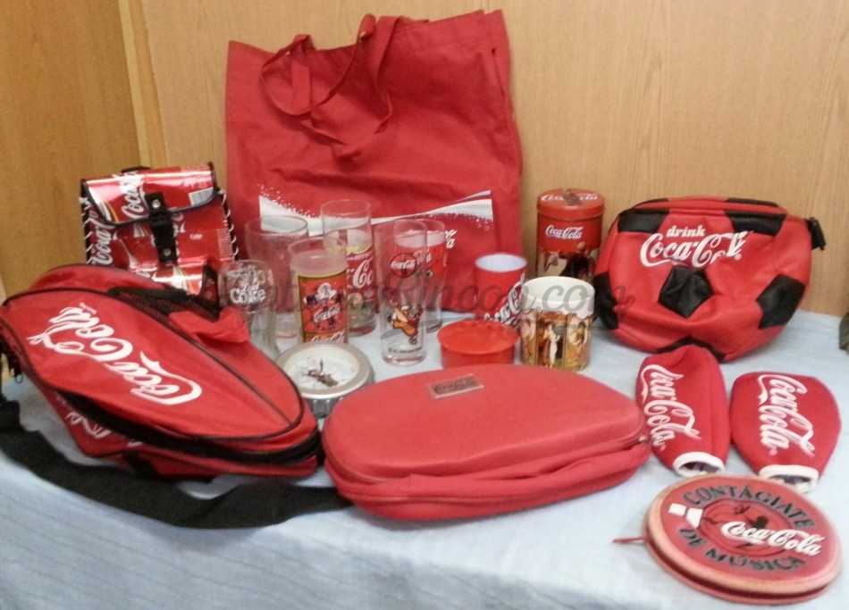 COCA-COLA. Colección de 19 objetos diferentes.